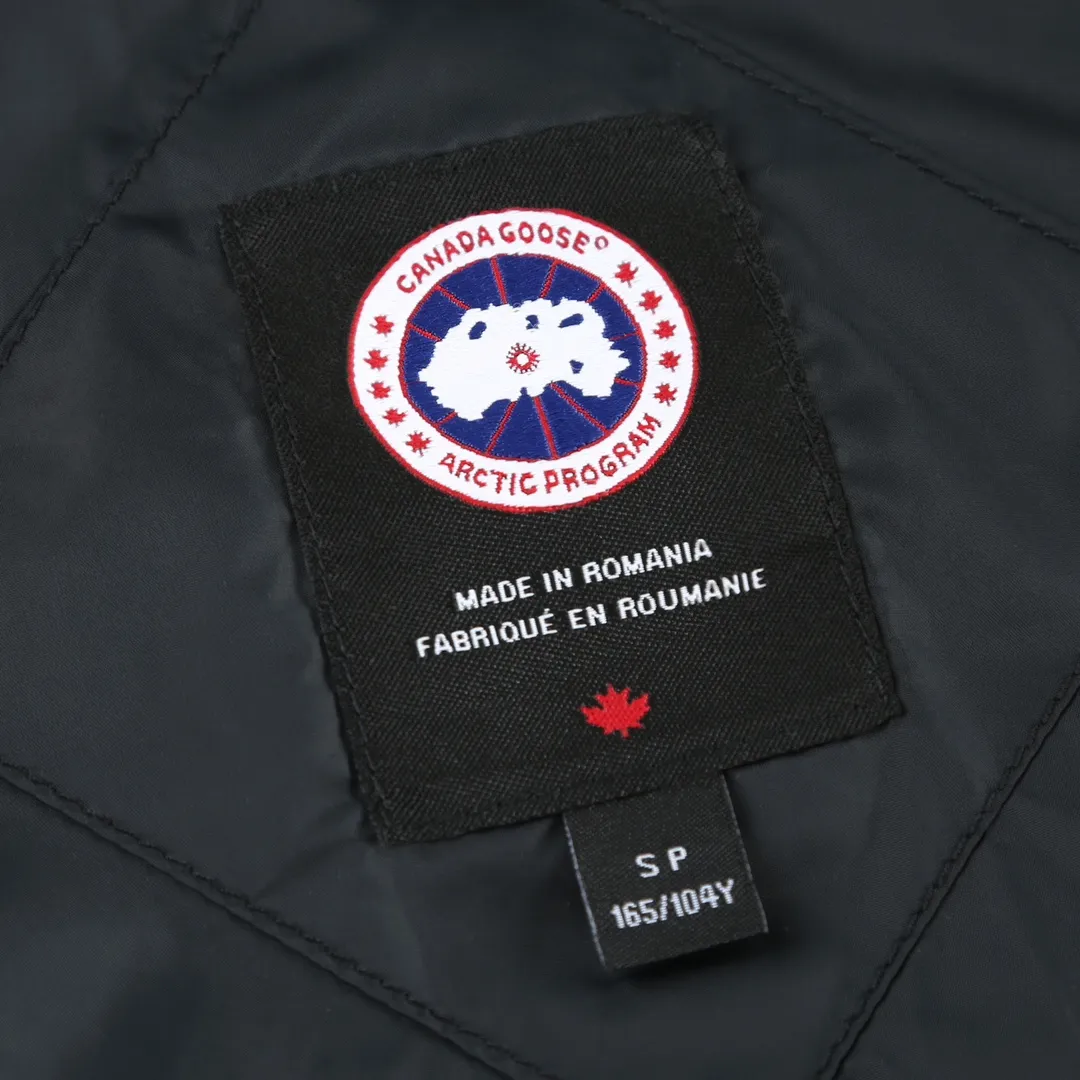 P840 Canada Goose Women's Wide Spun Seam Knitted Jacket | Light and elegant, comfortable and effortless] When the delicate softness of merino wool meets the stiffness and flexibility of nylon pongee, this jacket has a unique sense of breathing. The fabric is interwoven with worsted craftsmanship, making it light but structural. Every moment you wear it next to your skin, it feels like a cloud covering your skin, giving you both warmth and elegance.  The details show even more ingenuity. The collar, cuffs and waist are all made of double-layer rib knitting technology, which is elastic and fits the body shape, and naturally stretches with movement, outlining a neat silhouette while also protecting warmth. The ribbed design at the waist is more lazy and delicate, quietly improving the visual proportion.  The custom-made classic logo on the sleeve arm is a footnote of identity written in low-key strokes - unobtrusive, but with its own style.  Whether commuting in the city or roaming on the weekend, this jacket can cope with changing scenes and weather with one piece, making it an indispensable and versatile choice in your wardrobe.   Accessories: One-to-one customized three-label, One-to-one customized ribs, One-to-one customized zippers SIZE: S M L
